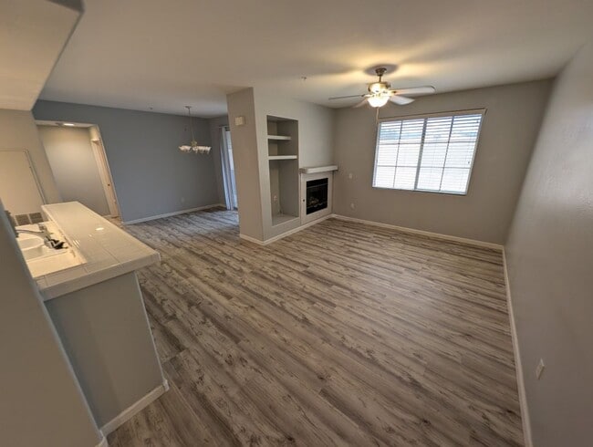 2325 Windmill Pkwy in Henderson, NV - Building Photo - Building Photo