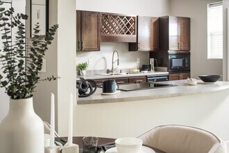 Broadmoor at Jordan Creek in West Des Moines, IA - Building Photo - Building Photo
