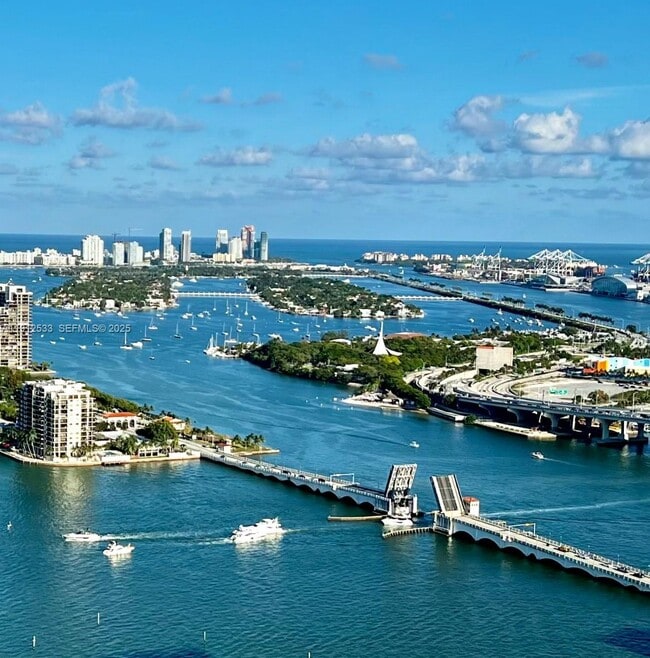 488 NE 18th St, Unit 12 in Miami, FL - Foto de edificio - Building Photo