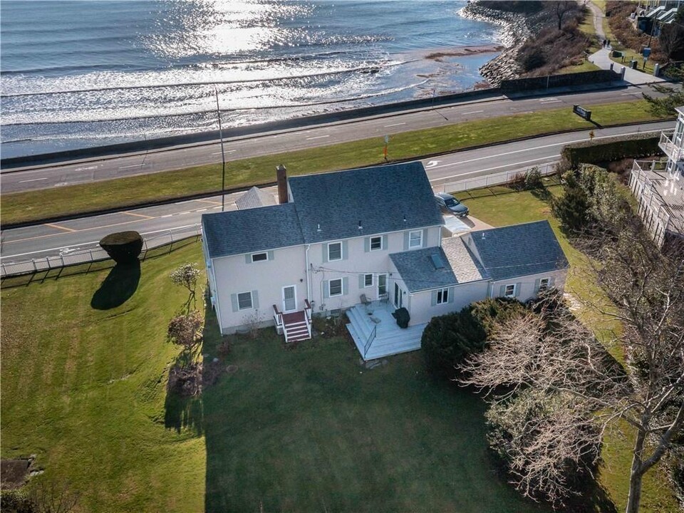 132 Memorial Blvd in Newport, RI - Building Photo