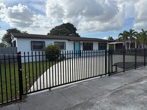 4930 E 9th Ct in Hialeah, FL - Building Photo - Building Photo