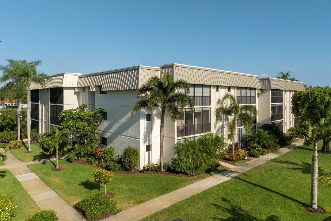 Hidden Lake Villas in Naples, FL - Building Photo