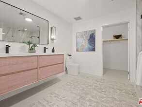 1130 Flower St in Los Angeles, CA - Foto de edificio - Building Photo