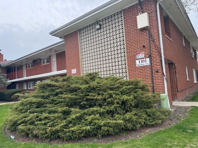 property at 1101 Holiday Ln