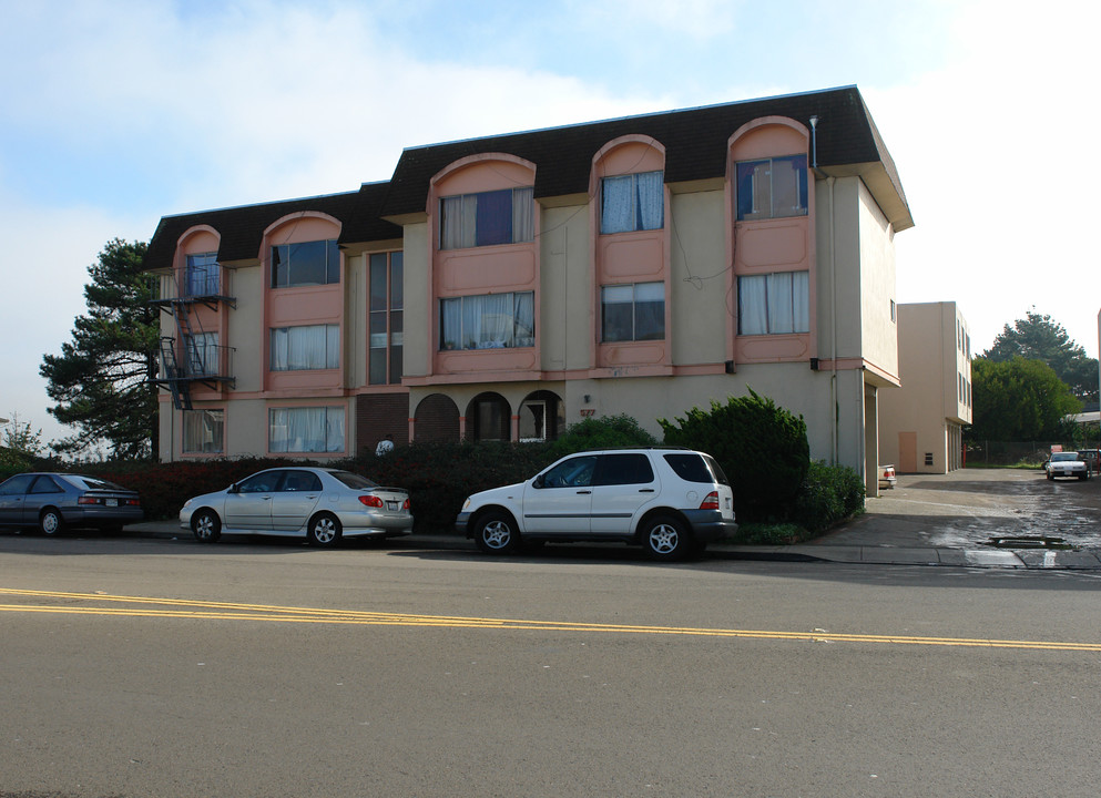 577 Clarinada Ave in Daly City, CA - Building Photo