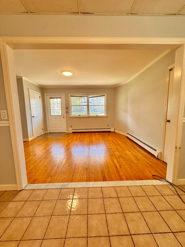 44 Valentine St, Unit Apt #1 in Glen Cove, NY - Building Photo - Building Photo