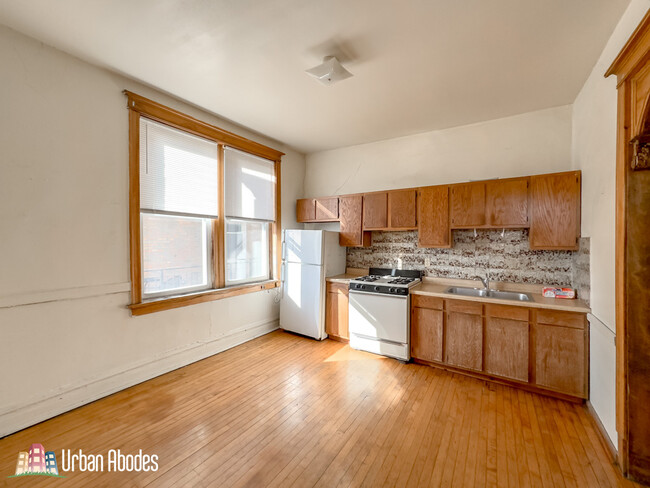 850 N Leavitt St, Unit M00B in Chicago, IL - Building Photo - Building Photo