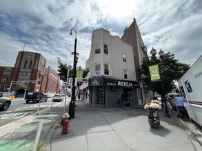 683-687 Montgomery St in Jersey City, NJ - Building Photo - Building Photo