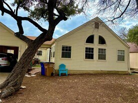 8811 Pineridge Dr in Austin, TX - Building Photo