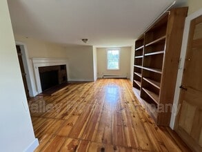 121 Bay Rd in Hadley, MA - Building Photo - Building Photo