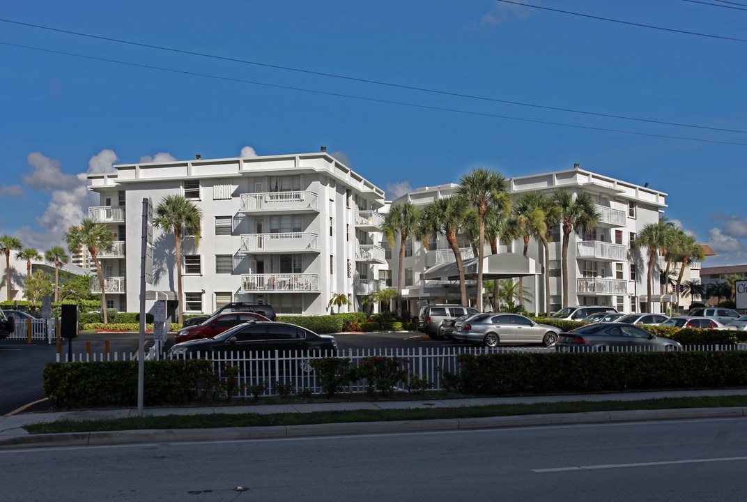 Chelsea Bayview in Hallandale Beach, FL - Foto de edificio