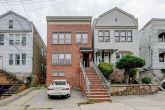 572 Liberty Ave, Unit 1 in Jersey City, NJ - Foto de edificio - Building Photo