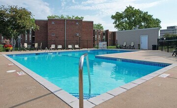 Rose Mall Apartments in Roseville, MN - Foto de edificio - Building Photo