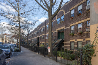 132 Freeman St in Brooklyn, NY - Foto de edificio - Building Photo