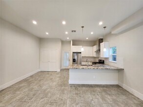 2202 Lynnfield St in Houston, TX - Foto de edificio - Building Photo