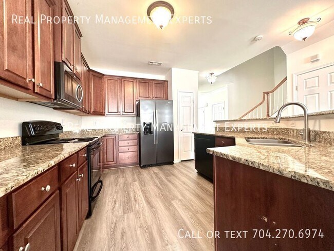 16810 Hugh Torance Pky in Huntersville, NC - Foto de edificio - Building Photo