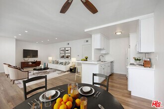 12801 Moorpark St in Los Angeles, CA - Building Photo - Building Photo