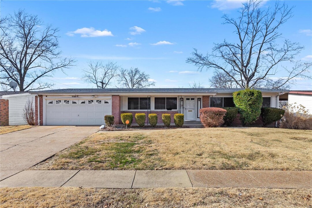 1705 Bay Meadows Dr in Florissant, MO - Building Photo