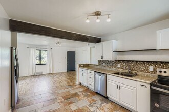 2220 Quebec St in Denver, CO - Building Photo - Building Photo