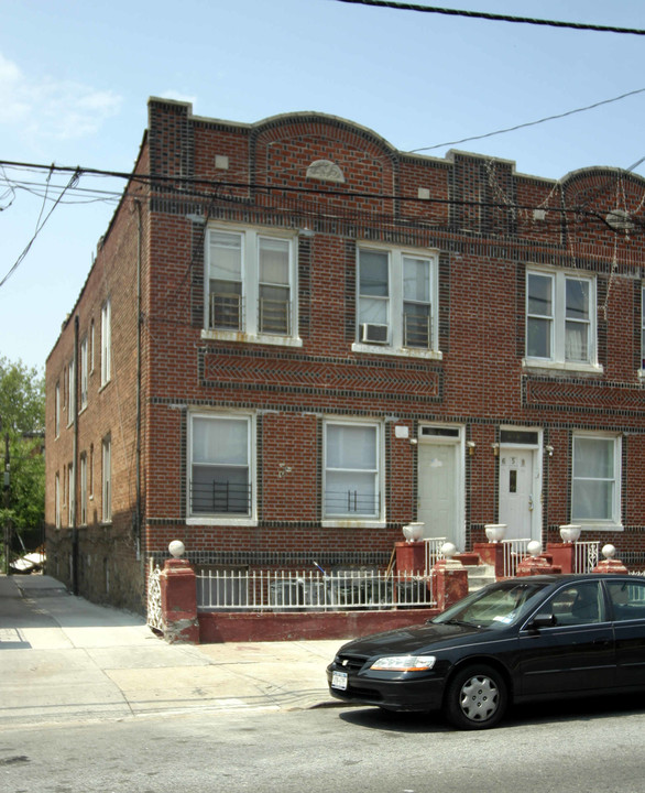 662 Sheffield Ave in Brooklyn, NY - Building Photo