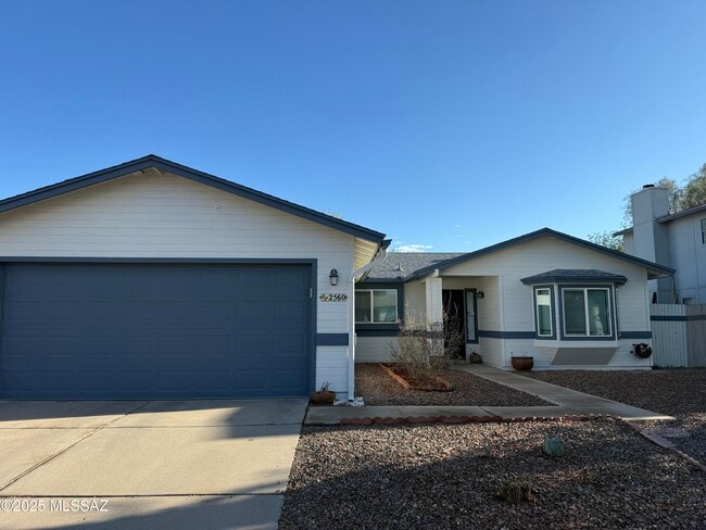 2560 W Tenbrook Way in Tucson, AZ - Building Photo - Building Photo