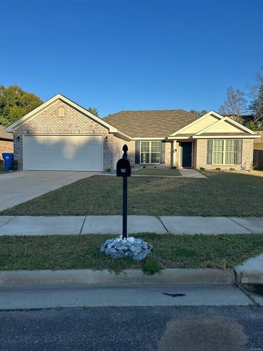 745 Park Ln in Prattville, AL - Building Photo