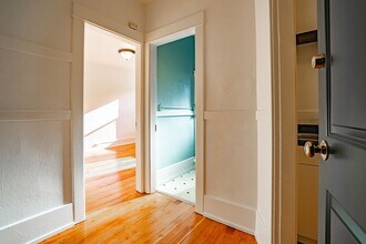 Heights Court in Seattle, WA - Building Photo - Building Photo