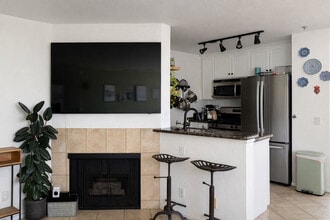 7320 Hawthorn Ave, Unit 321 in Los Angeles, CA - Foto de edificio - Building Photo