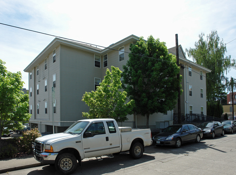 Four Wings in Corvallis, OR - Foto de edificio