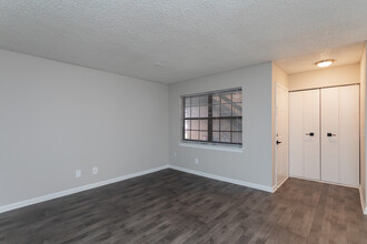 Huffman Mill Townhomes in Burlington, NC - Building Photo - Interior Photo