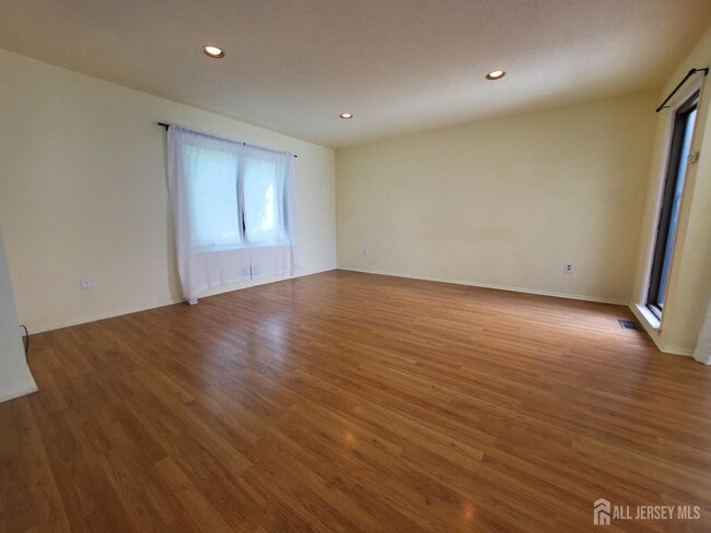 65 Diamond Ln in Old Bridge, NJ - Building Photo - Building Photo