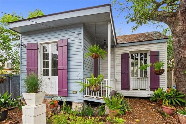 property at 2021 Burgundy St