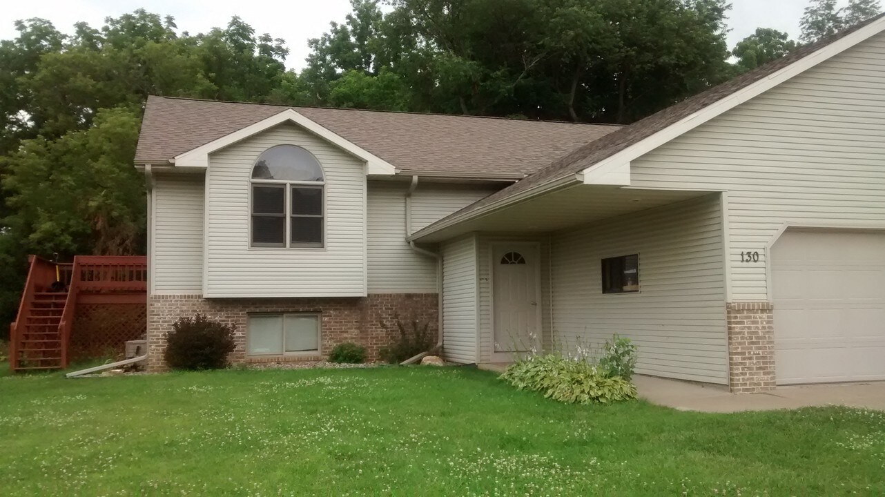 130 Rhyme St in West Salem, WI - Foto de edificio