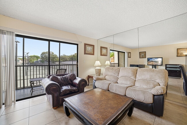 105 Deer Creek Rd in Deerfield Beach, FL - Building Photo - Building Photo