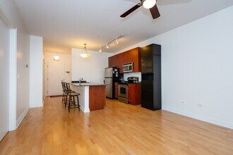 565 W Quincy St in Chicago, IL - Building Photo - Building Photo