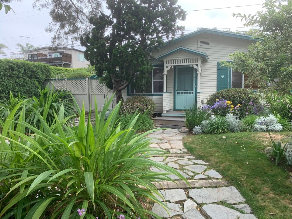 2279 Manchester Ave in Cardiff By The Sea, CA - Foto de edificio