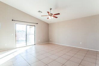 8301 W Melanitta Dr in Tucson, AZ - Foto de edificio - Building Photo