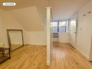 344 E 51st St in New York, NY - Foto de edificio - Building Photo