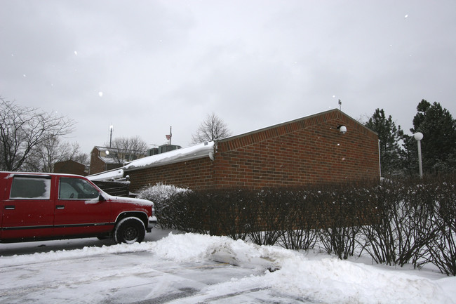 Brookhaven Apartments in Gurnee, IL - Building Photo - Building Photo