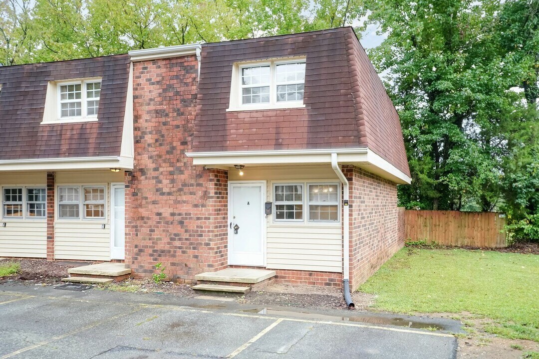 718 Shawnee Dr in Burlington, NC - Foto de edificio
