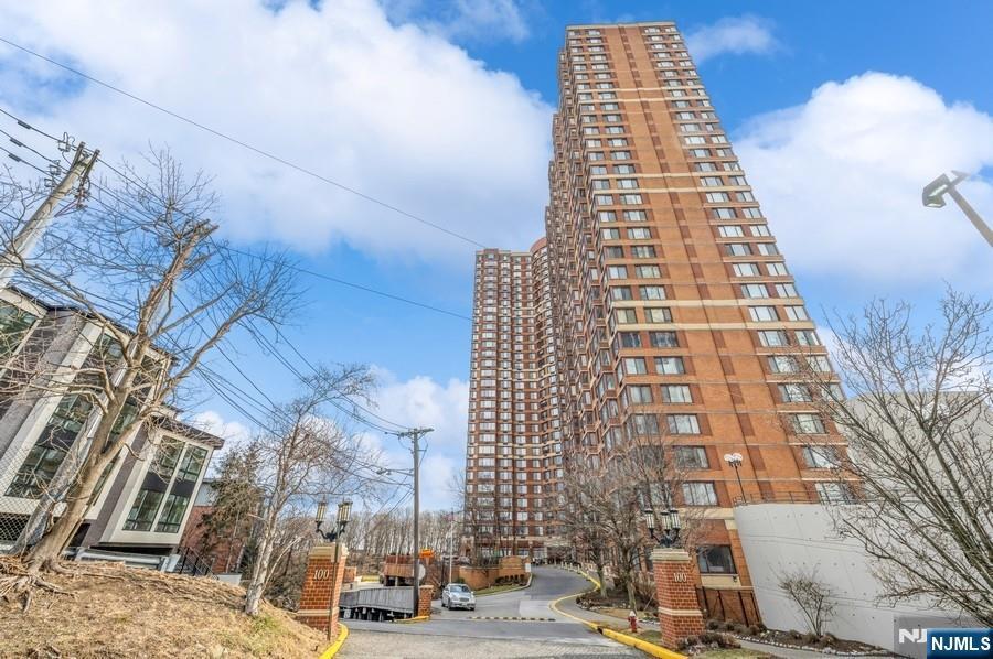 100 Old Palisade Rd in Fort Lee, NJ - Building Photo