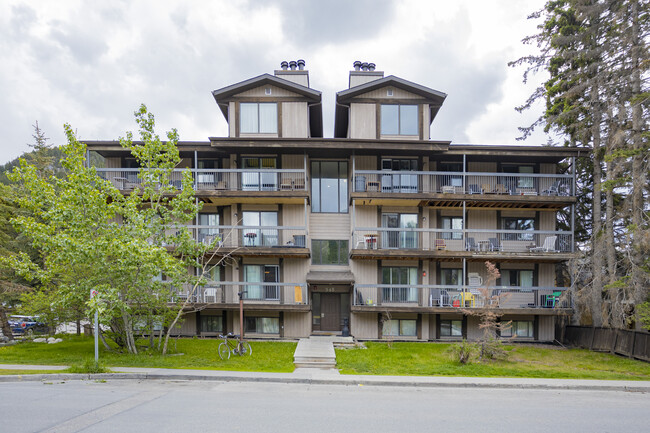 346 Beaver St in Banff, AB - Building Photo - Building Photo