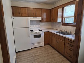 2 School Ct, Unit 2B in Bristol, RI - Building Photo