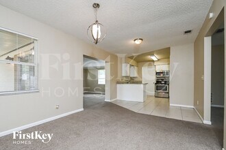 1104 Tiburon Dr in Seffner, FL - Building Photo - Building Photo