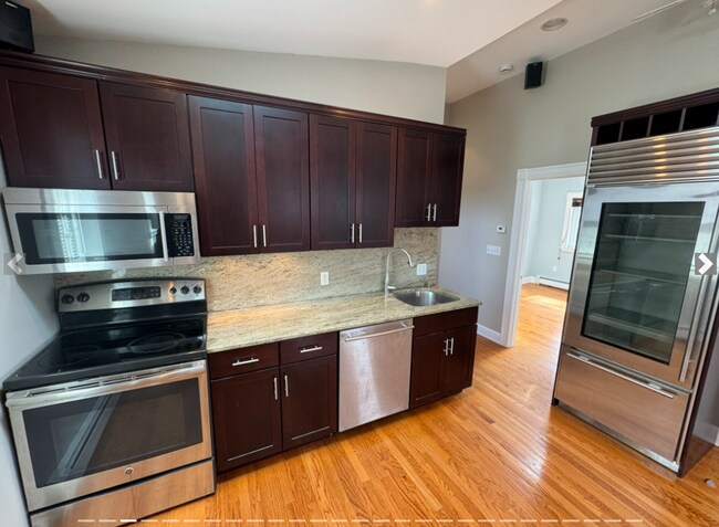 24 Ellington Rd, Unit 3 in Somerville, MA - Foto de edificio - Building Photo