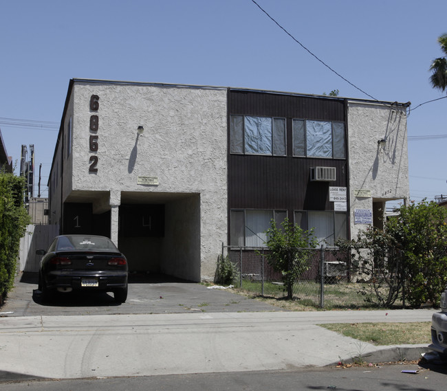 6852 Simpson Ave in North Hollywood, CA - Foto de edificio - Building Photo