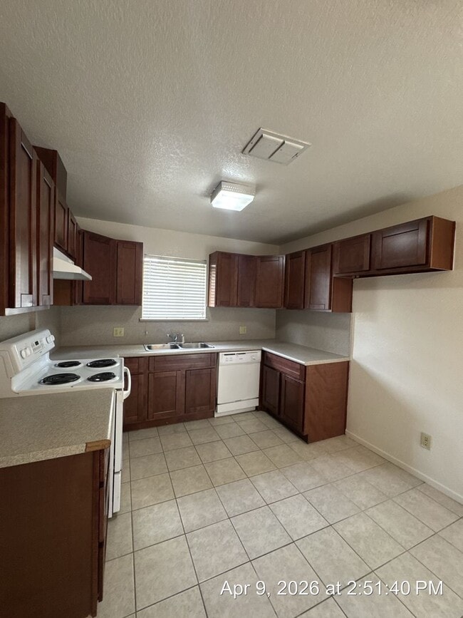 718-718 W Race Ave in Visalia, CA - Building Photo - Building Photo