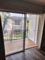 10395 N Kendall Dr in Miami, FL - Building Photo