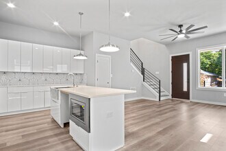 569 Middle St SW, Unit Entire Home in Atlanta, GA - Building Photo - Building Photo