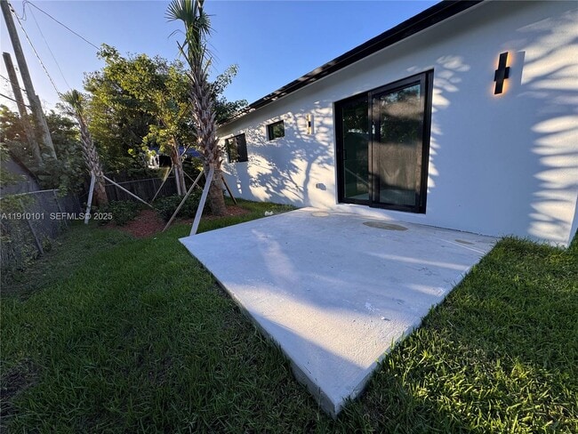 2430 NW 22nd Rd in Fort Lauderdale, FL - Building Photo - Building Photo